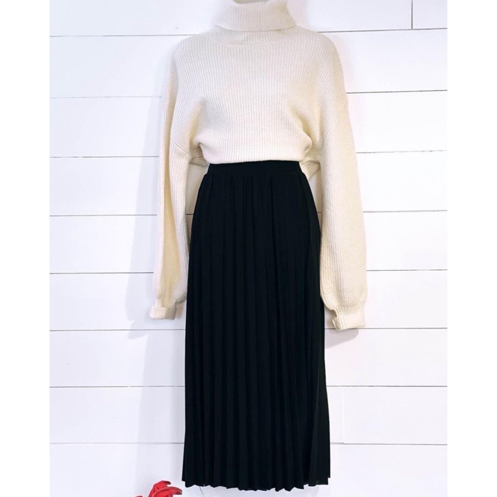 Black maxi pleated skirt